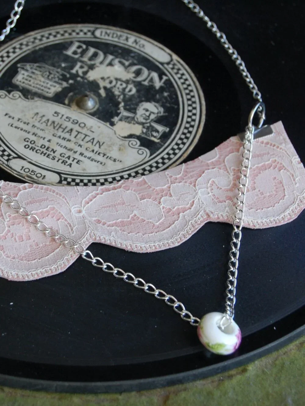 Romantic white lace on leather necklace - Boho chic ivory leaf lace - Picture 1 of 5